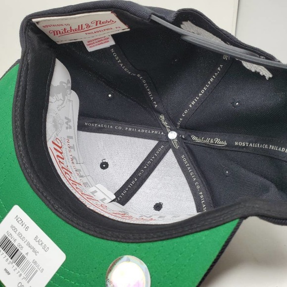 NBA Mitchell & Ness B&W Classic Logo Snapback Hat - Chicago Bulls - Picture 4 of 4